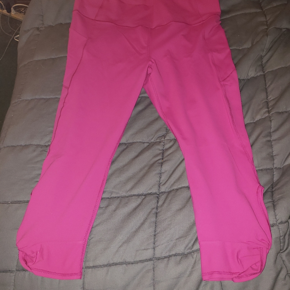 Fabletics Oasis High-Waisted Pocket 7/8 Twist Leggings in Very Berry, 3X